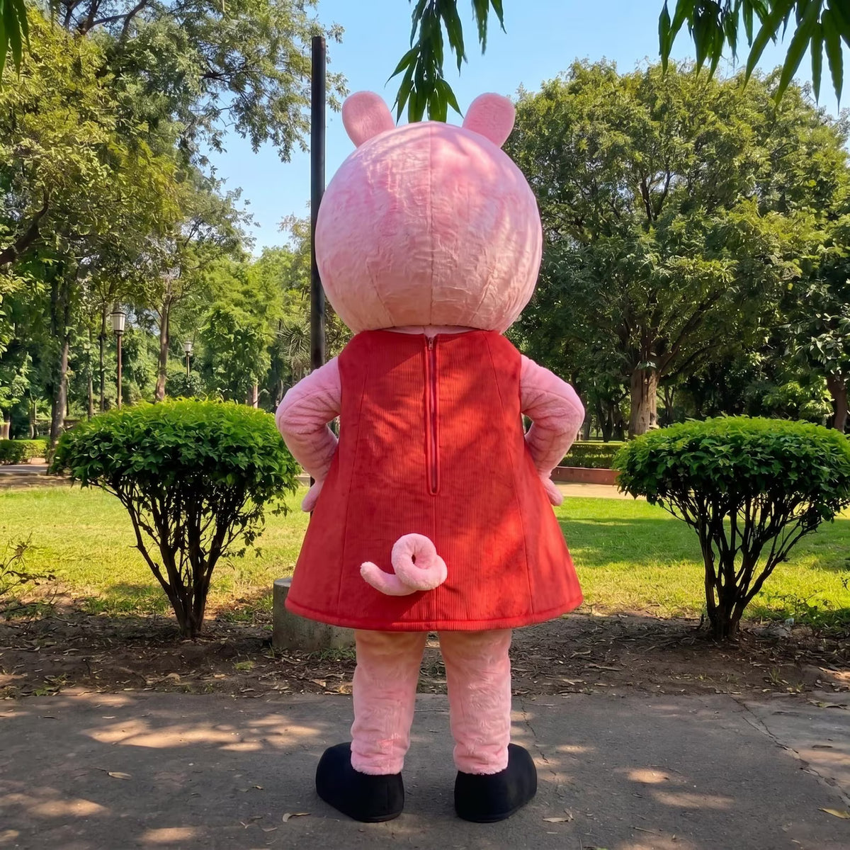 Classic Peppa Pig Mascot Costume – Waving Cartoon Character Outfit for Parties & Events